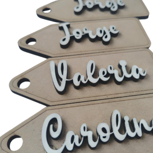 llavero de madera personalizado tipo etiqueta llavero grabado en madera con nombre llavero artesanal de madera personalizado detalle personalizado en madera llavero